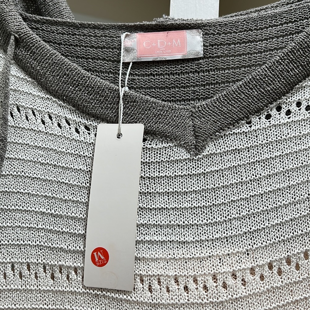 Beautiful color block light weight hooded sweater - Picture 2 of 4